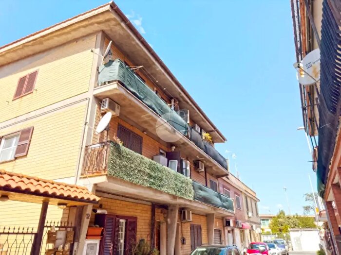 Appartamento bilocale in vendita in Via Zungri, Roma