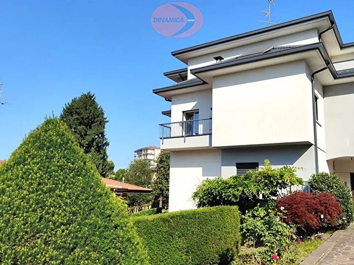 Appartamento trilocale in vendita in Via Giacomo Puccini, Besana In Brianza