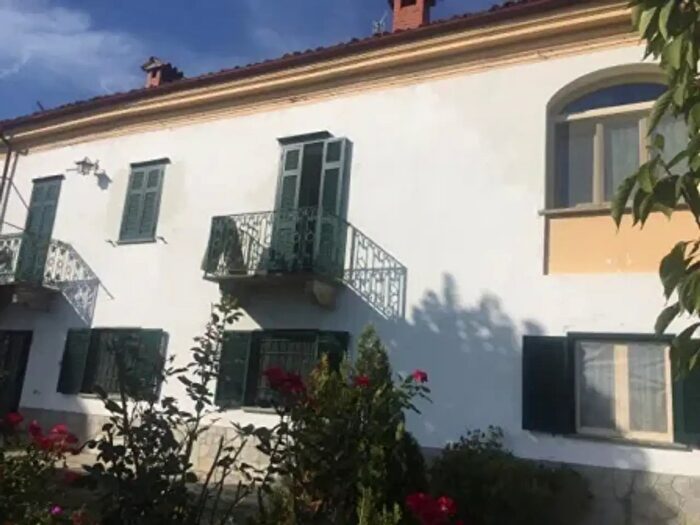 Casa con 8 locali in vendita in Acqui Terme