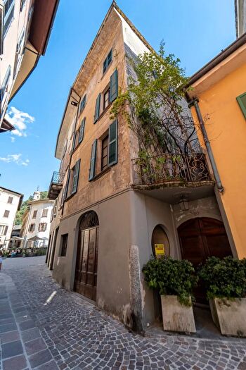 Casa con 8 locali in vendita in Piazza III Novembre, Morbegno