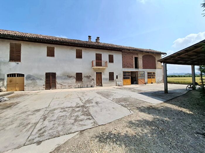 Casa con 9 locali in vendita in Govone