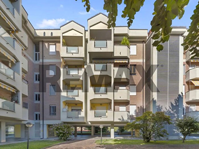 Appartamento trilocale in vendita in Via Assisi, Vanzago