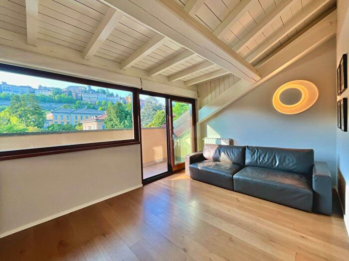 Appartamento trilocale in affitto in Via Ezio Zambianchi, Centro, Bergamo