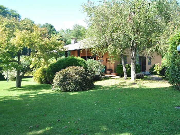 Casa con 5 locali in vendita in Brusimpiano