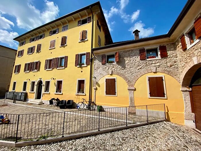 Appartamento bilocale in vendita in Via Don Gio Batta Roncari, Caprino Veronese