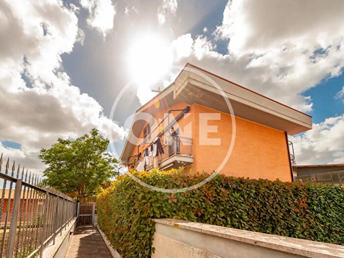 Appartamento trilocale in vendita in Via Terrasini, Roma