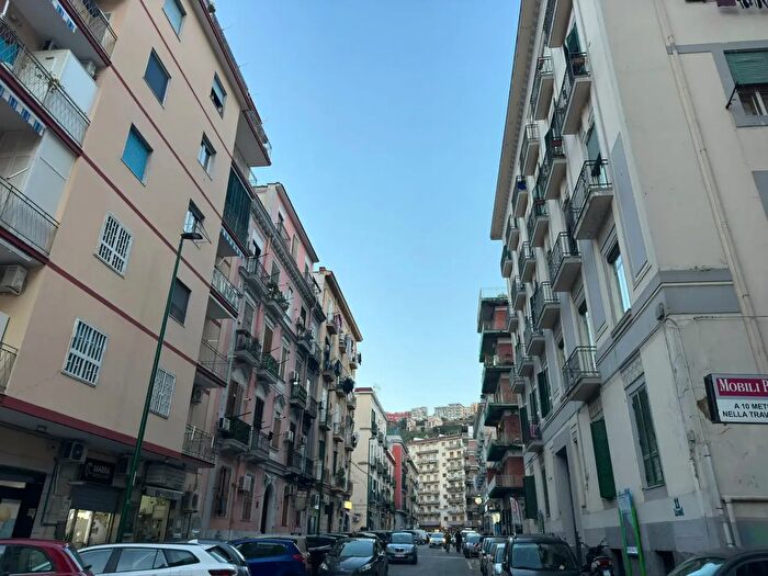 Appartamento con 5 locali in vendita in Via Due Luglio, Napoli
