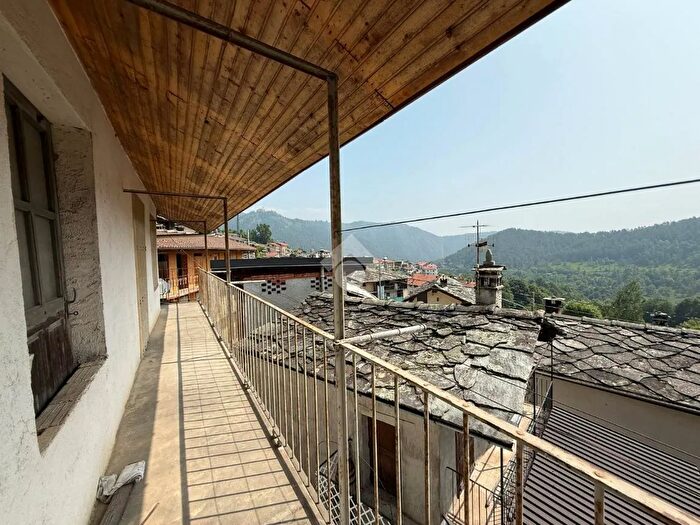 Casa con 9 locali in vendita in Frazione Bertole, Traves