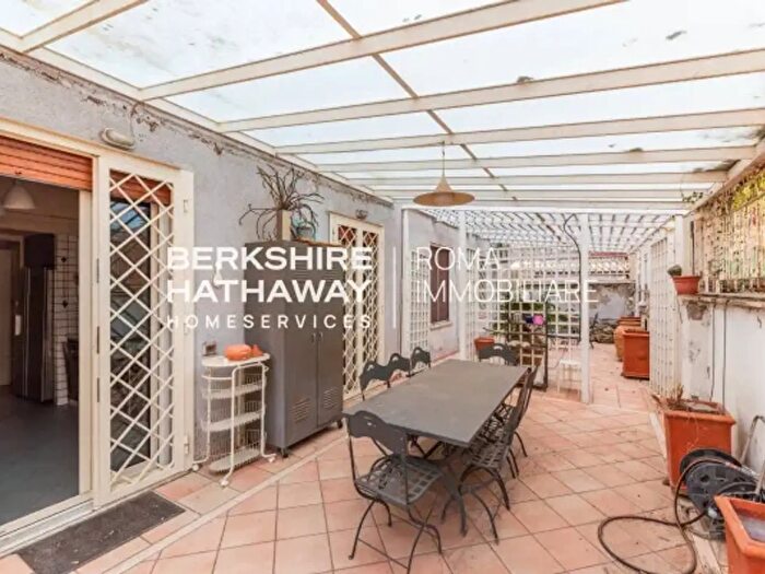 Appartamento con 6 locali in vendita in Via Nemorense, Roma