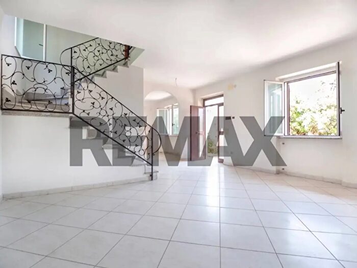 Casa con 6 locali in vendita in Canosa Sannita