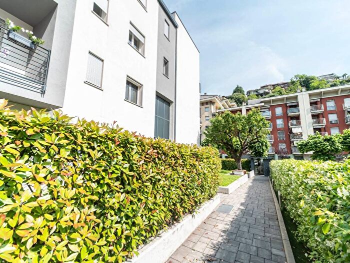 Appartamento quadrilocale in affitto in Viale Giacomo Matteotti, Cernobbio