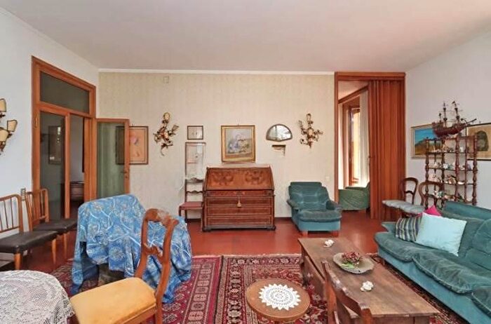 Casa con 18 locali in vendita in Prato