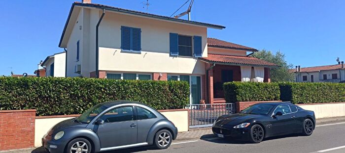 Casa con 7 locali in vendita in Cascina