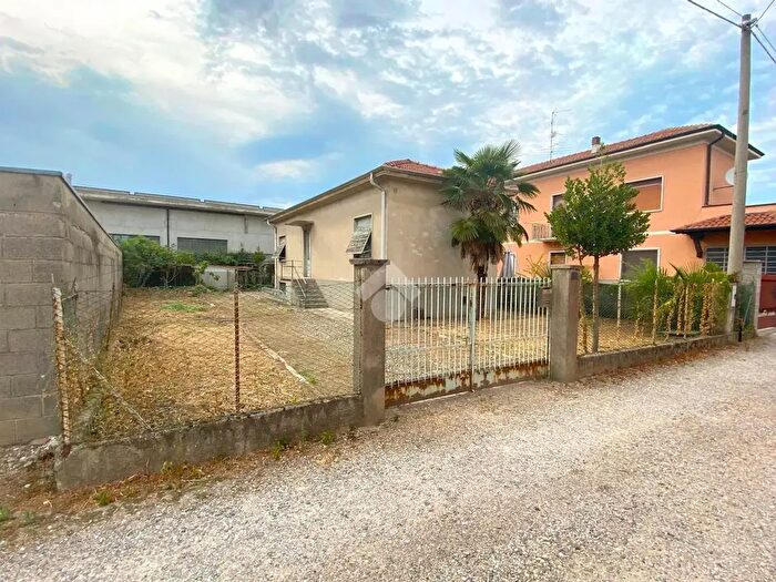 Casa bilocale in vendita in Via Adda, Samarate