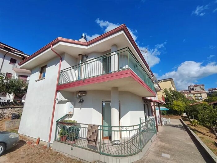 Casa con 6 locali in vendita in Via Lara, Rogliano