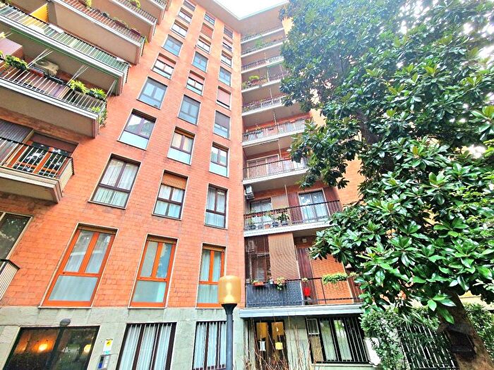 Appartamento trilocale in affitto in Via Lorenteggio, Giambellino, Milano