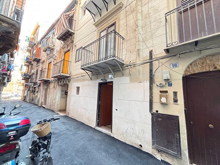 Appartamento bilocale in affitto in Via Parrocchia dei Tartari, Kalsa, Palermo