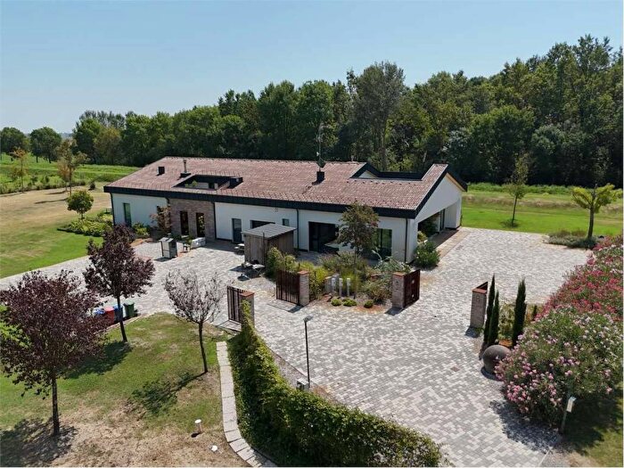 Casa con 6 locali in vendita in via gatti, Centro, Nonantola