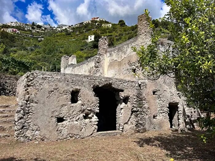 Casa quadrilocale in vendita in Via Petrelle, Minori