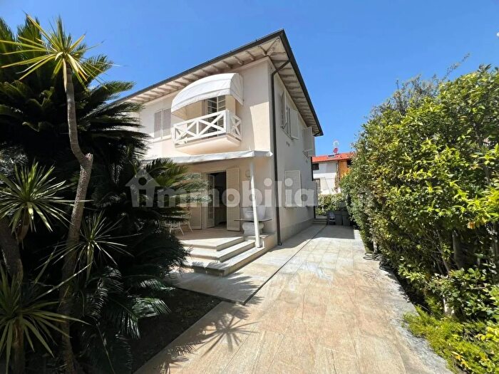 Casa trilocale in vendita in Via Ammiraglio Morin a, Forte Dei Marmi