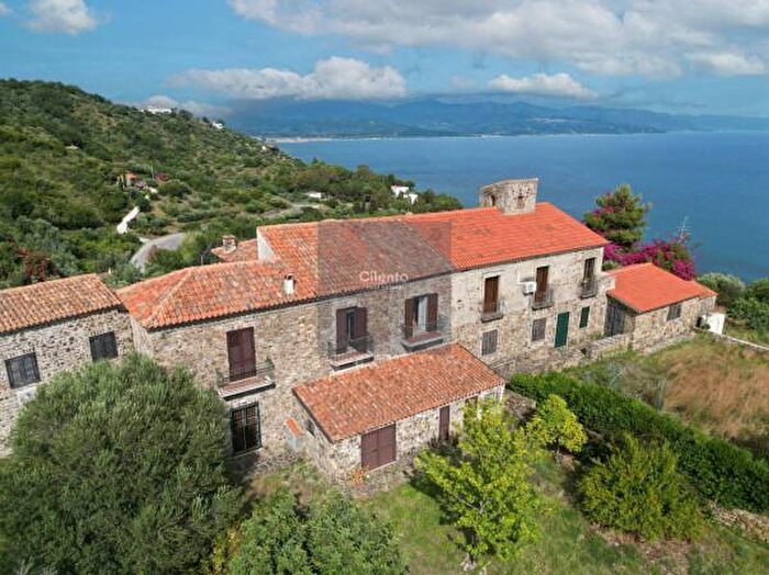 Casa con 6 locali in vendita in Ss, Pollica