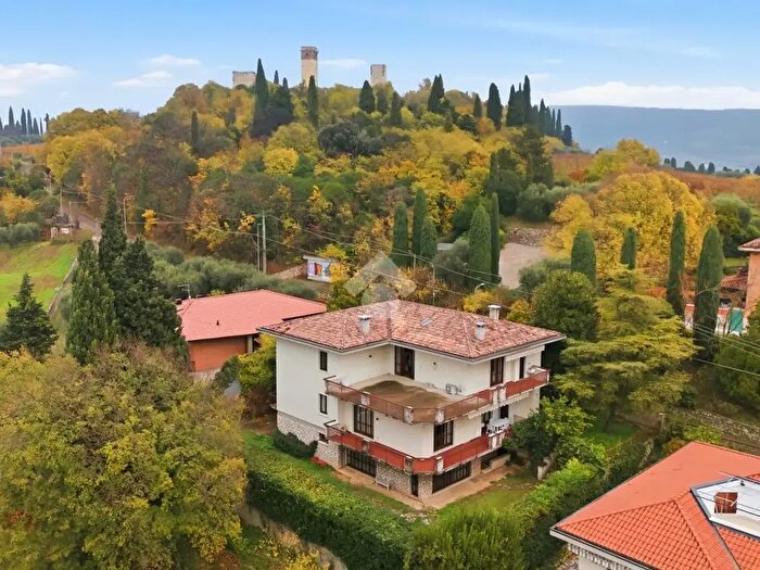 Casa con 7 locali in vendita in Via Castel Montorio, Verona