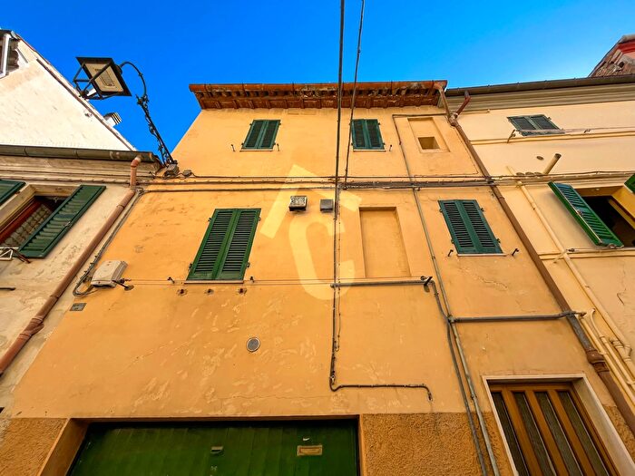 Casa con 5 locali in vendita in Jesi