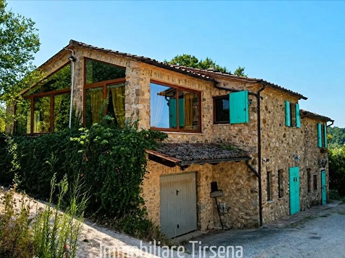 Casa con 13 locali in vendita in Fabro