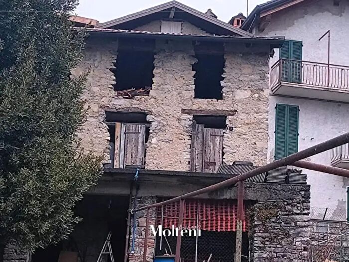 Casa in vendita in Via Fiume, Esino Lario