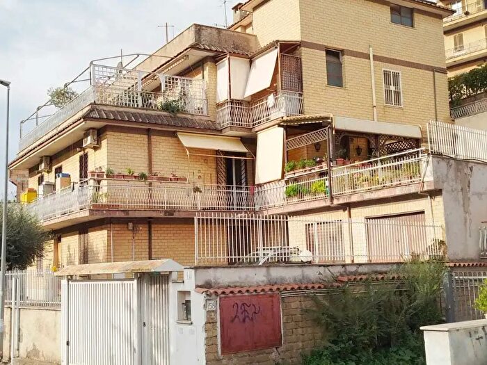 Appartamento trilocale in vendita in Via Sestino, Roma