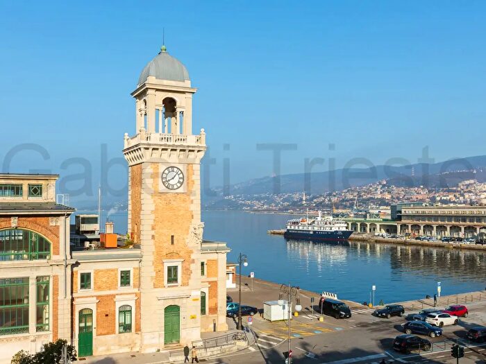 Appartamento quadrilocale in vendita in Riva Nazario Sauro, Trieste