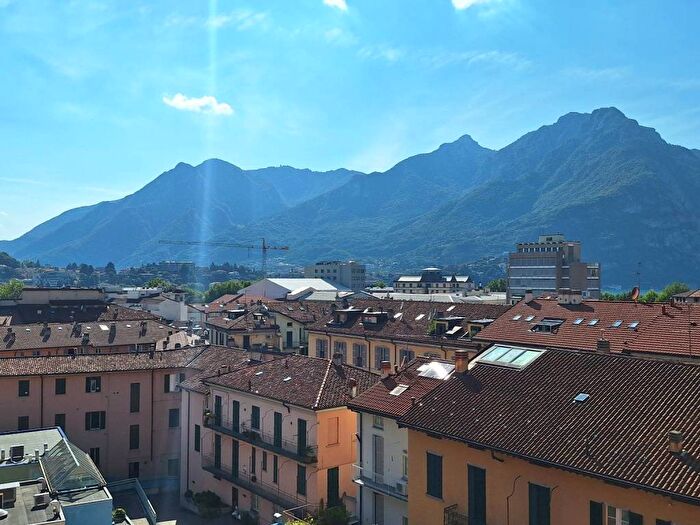 Appartamento trilocale in affitto in Via Fratelli Cairoli, Centro, Lecco