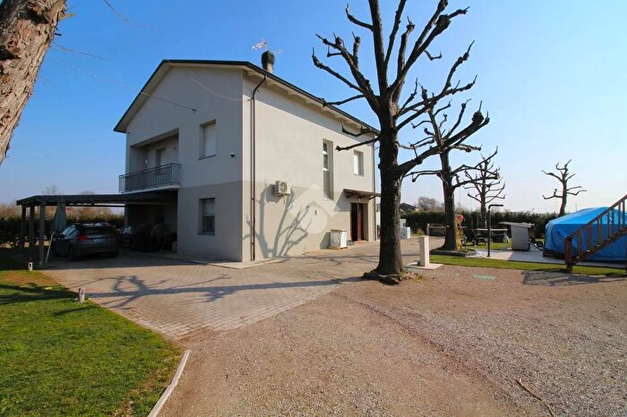 Casa con 6 locali in vendita in Via Naviglio Nord, Fabbrico