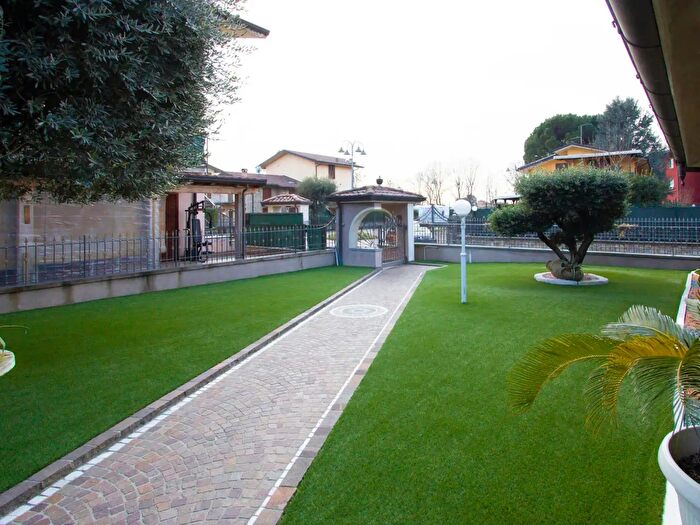 Casa con 13 locali in vendita in Terno D'Isola