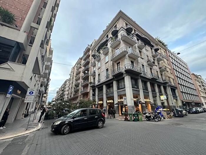 Appartamento con 6 locali in vendita in Via Principe Amedeo, Bari