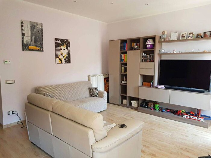 Appartamento trilocale in affitto in Via Paestum, Quadraro, Roma