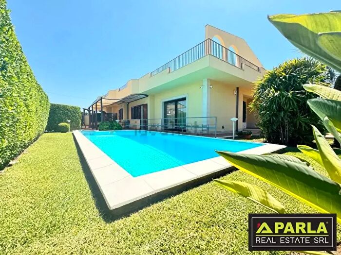 Casa con 5 locali in vendita in Avola