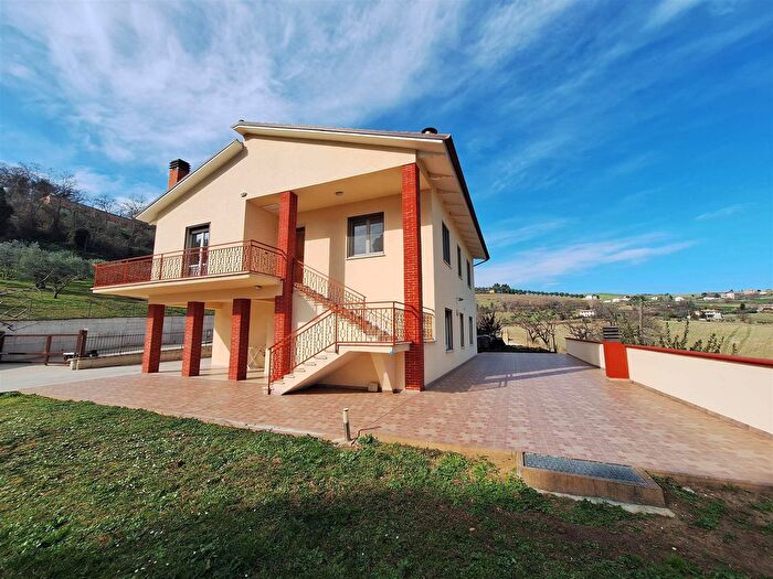 Casa con 6 locali in vendita in Tolentino