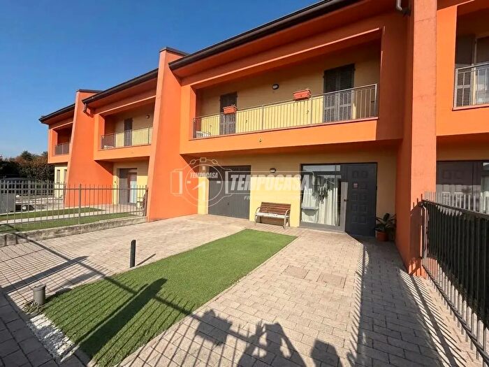 Casa trilocale in vendita in Viale Repubblica, Pieve Porto Morone