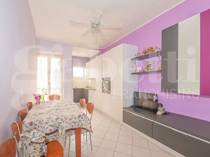 Appartamento trilocale in vendita in Via Taggia, Torino