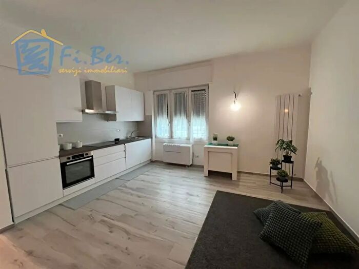 Appartamento trilocale in vendita in Via Monte Popera, Milano