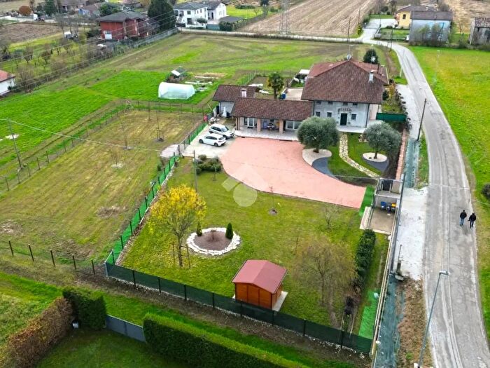 Casa con 6 locali in vendita in San Giorgio In Bosco