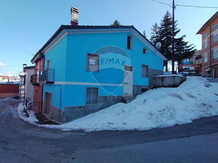 Casa con 5 locali in vendita in Via De Girolamo, Faeto