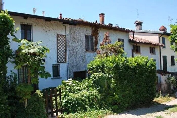 Casa trilocale in vendita in Frazione Spagna Montecalvo Versiggia, Montecalvo Versiggia