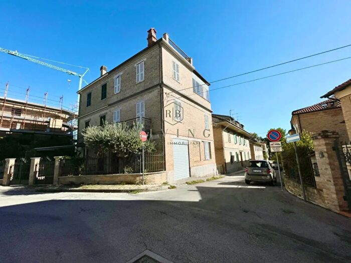 Casa con 6 locali in vendita in Borgo Cappuccini, Offida