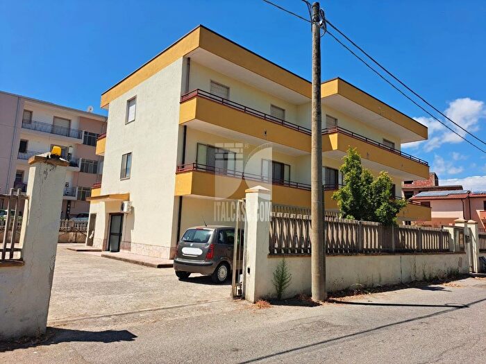 Casa con 10 locali in vendita in Via San Mauro Marchesato, Crotone