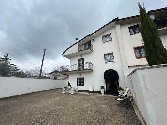 Casa con 6 locali in vendita in Via Tre SantiBeltiglio, Ceppaloni