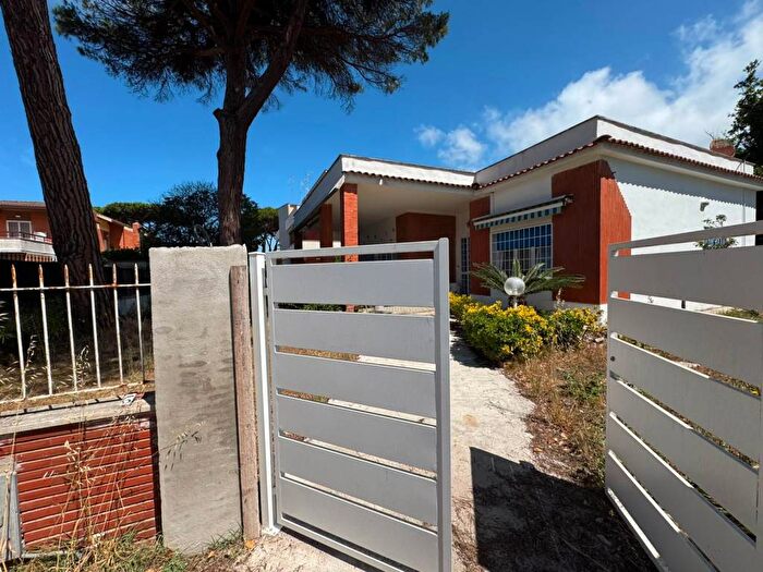 Casa trilocale in affitto in Viale delle Viole, Villaggio Giornalisti Poggio, Anzio