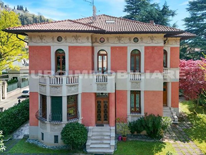 Casa con 6 locali in vendita in Via dAnnunzio, Brescia