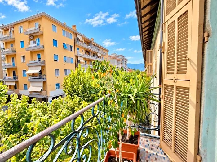Appartamento quadrilocale in vendita in Viale Pontelungo, Albenga
